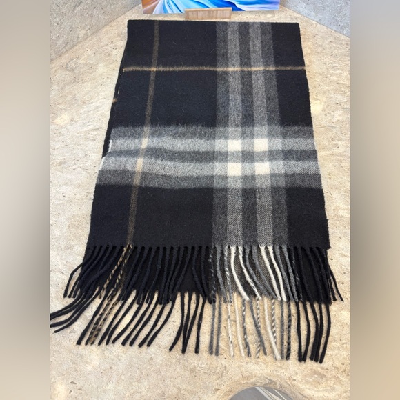 Burberry Scarf - Picture 5 of 8